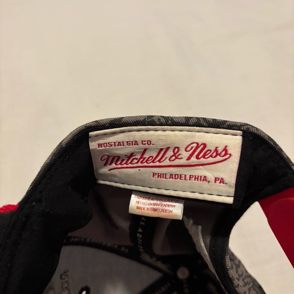 Mitchell & Ness Houston Rockets Snapback Hat - Picture 6 of 6